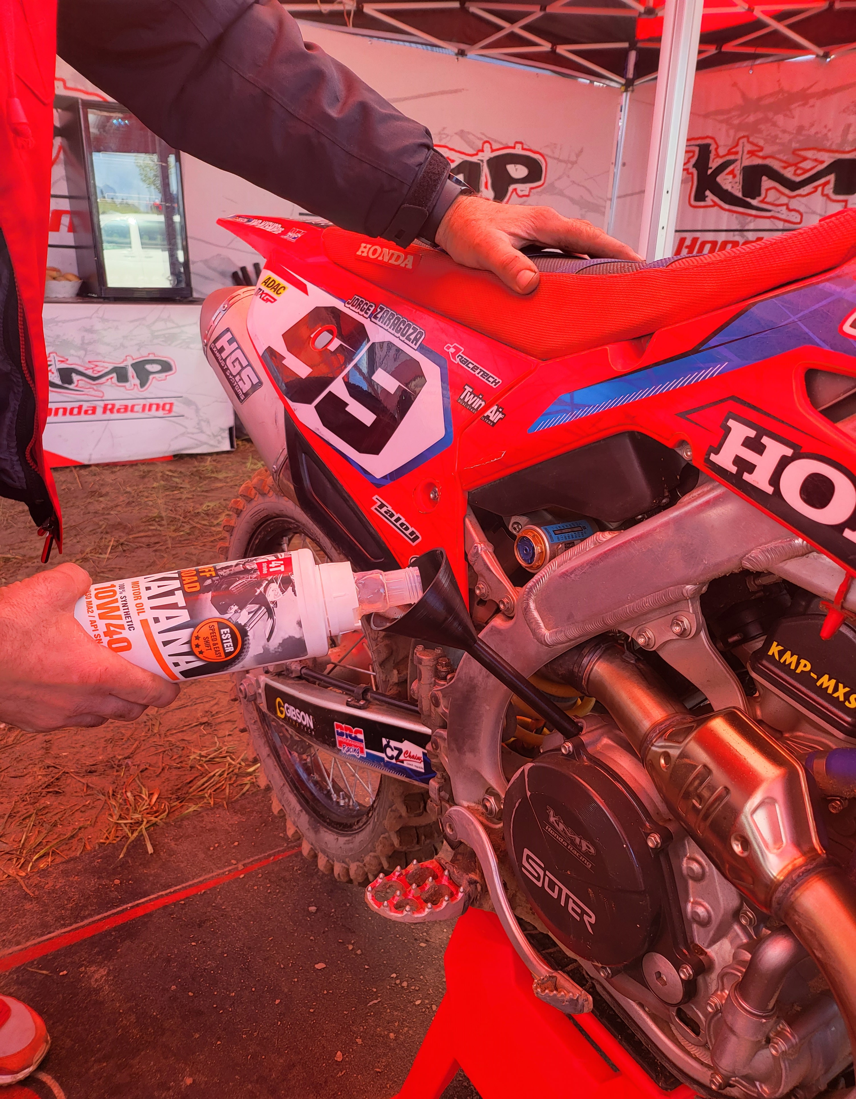 KMP Öl-Einfülltrichter -rot-